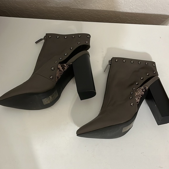 Mark Gray Studded Sling Booties Women’s Size 8 Retro Peek Of Snakeskin Edgy - Picture 5 of 14
